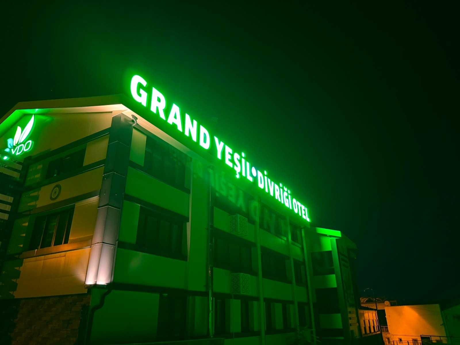 Grand Yeşil Divriği — Gece Tabelası